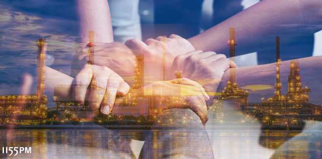 Organisation Consultancy Commercial Management Contract Management Claims Management Plant Enginnering. Quelle: istockphoto.com; Urheber: Moostocker; Bild: Double exposure of hands collaboration and oil refinery